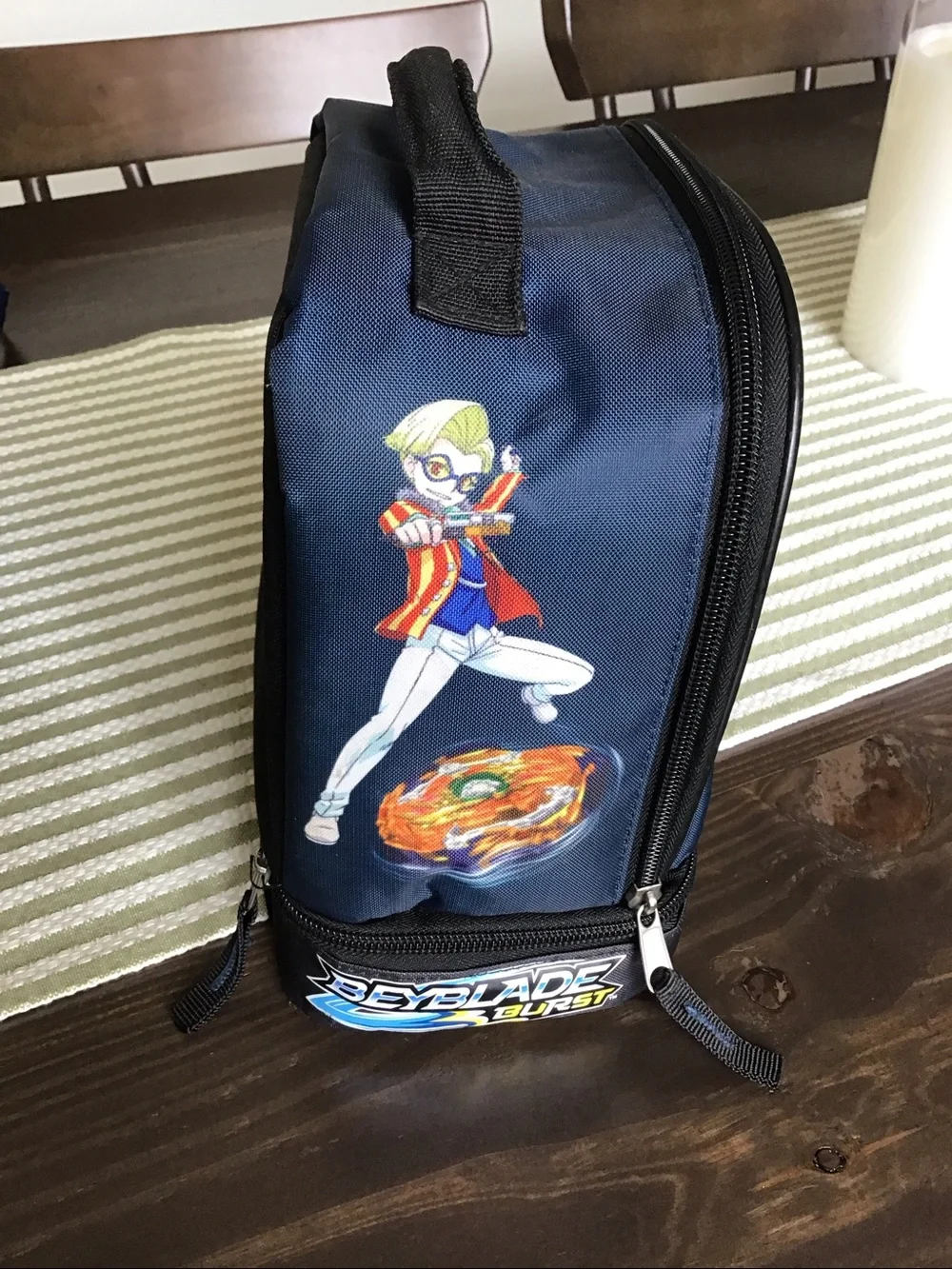 Intimo Beyblade Burst Fafnir dual compartment insulated lunch bag.